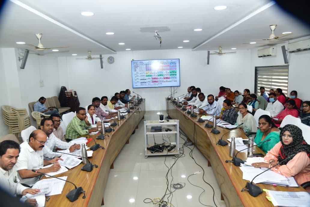 పీ.హెచ్.సిలో ప్రసూతి సంఖ్య పెంచాలి    వైద్య ఆరోగ్యశాఖ సమీక్షలో జిల్లా కలెక్టర్ పమేలా సత్పతి 